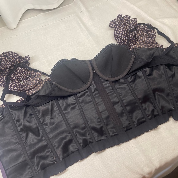 Moda International Black and Cream Floral Blouse - Picture 3 of 5